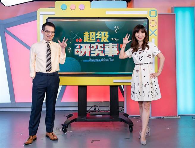 徐俊相（左）和黄文华搭檔主持《超级研究事》。（东森提供）