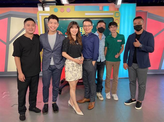 陈为民（右三）担任《超级研究事》首位嘉宾。（东森提供）