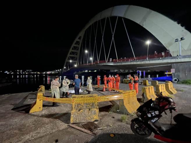 基隆市中正区国立台湾海洋大学附近的小艇码头惊传一名钓客落海，救起时无生命迹象。（翻摄照片／陈彩玲基隆传真）