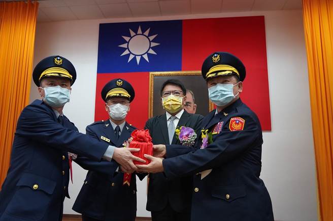 刘印宫24日出任屏东县警察局长，县长潘孟安盼全心维护治安。（警方提供／谢佳潾屏东传真）