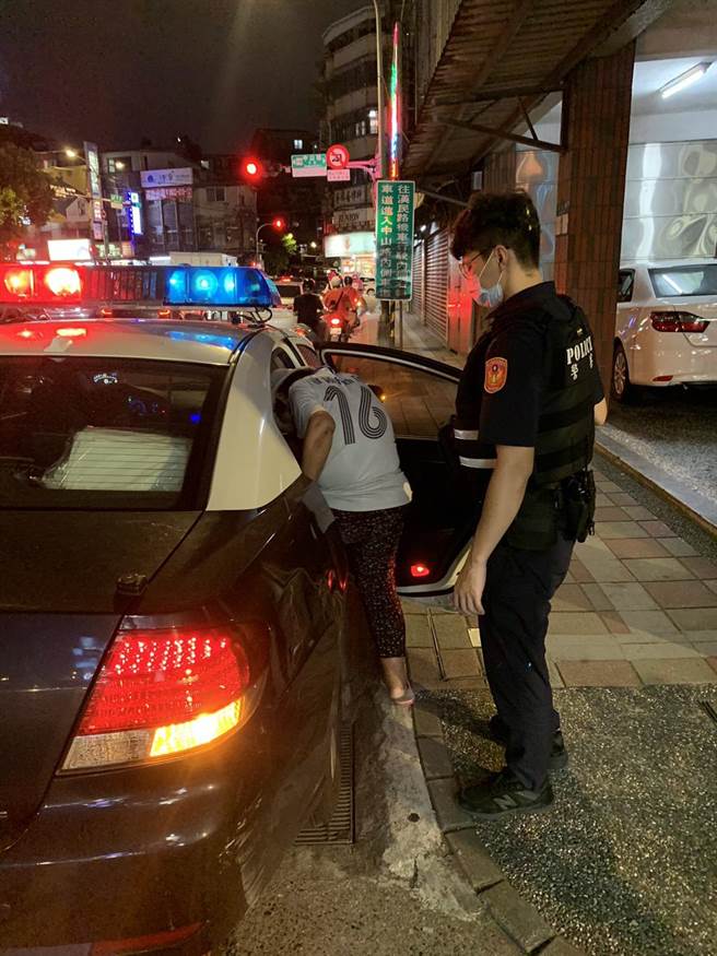 新北市中和警分局國光派出所警員護送婦人平安返家。（中和警分局提供）