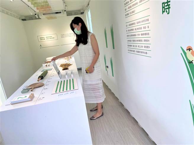 《联聚城市稻田--人禾好时》规画2个展区，在长长中岛桌上列出一年廿四个节气，随着时节的变化，带大家进入水稻的生长进程。（卢金足摄）