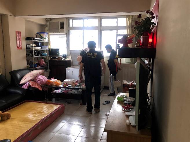 ▲移民署北区事务大队桃园市专勤队24日于新北1民宅查获1批来源不明且标示不清的肉类加工食品，经通报新北市政府动保处到场协助，该批物品已由动保处人员带回检验。（桃专队提供／萧灵玺桃园传真）