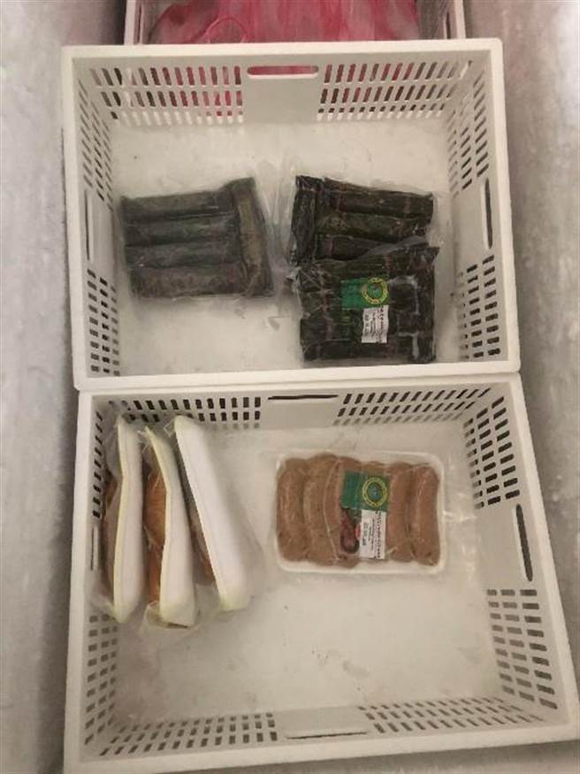 ▲桃园市专勤队24日于新北三重区1民宅内查获1批外包装标示均为越南语的香肠、香蕉叶包肉、猪肉以猪油等加工食品各1批。（桃专队提供／萧灵玺桃园传真）