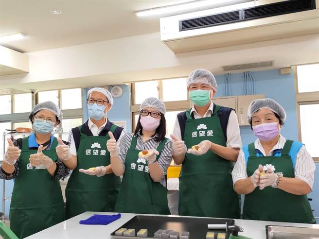 台中市议会民政委员会与信望爱潭子小作所身障学员制作凤梨酥，以行动表达对身障朋友的支持。（卢金足摄）