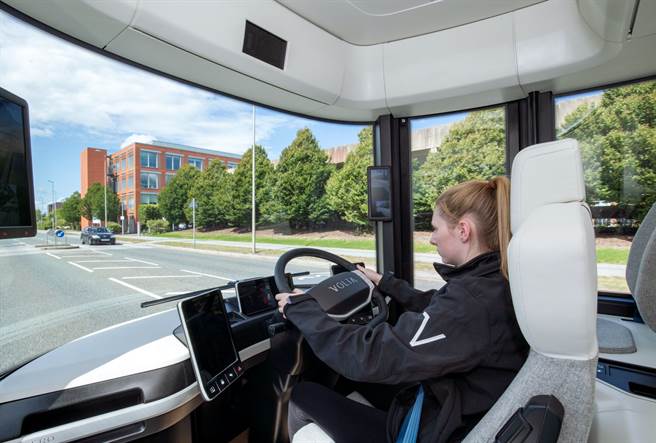 伏打卡车的驾驶座，位子在中间。(图/Volta Trucks)