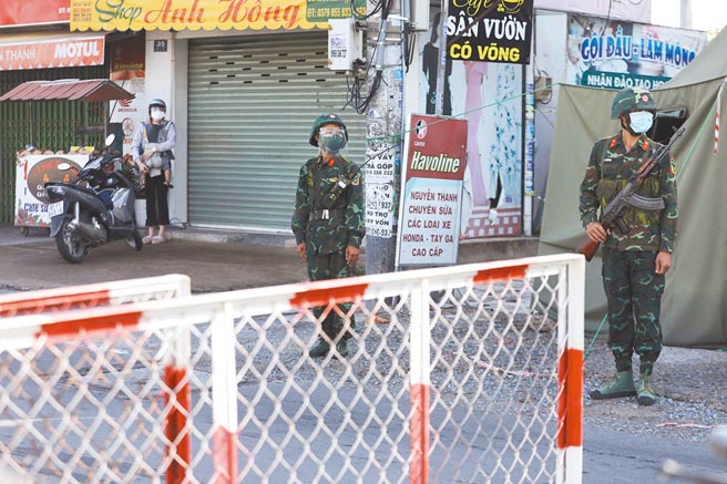 越南胡志明市实施封锁令，军队驻守在检查哨，严格管制。图／路透