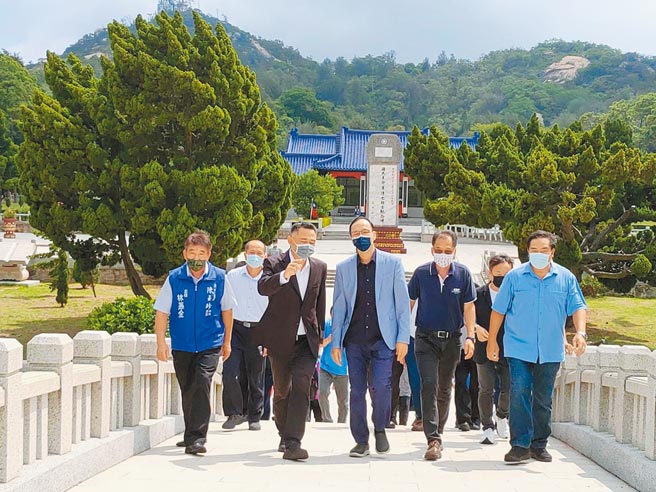 朱立倫（中）在金門縣長楊鎮浯（前左二）赴金門向823炮戰陣公亡將士致敬，痛批民進黨扭曲、掩蓋歷史真相。（李金生攝）