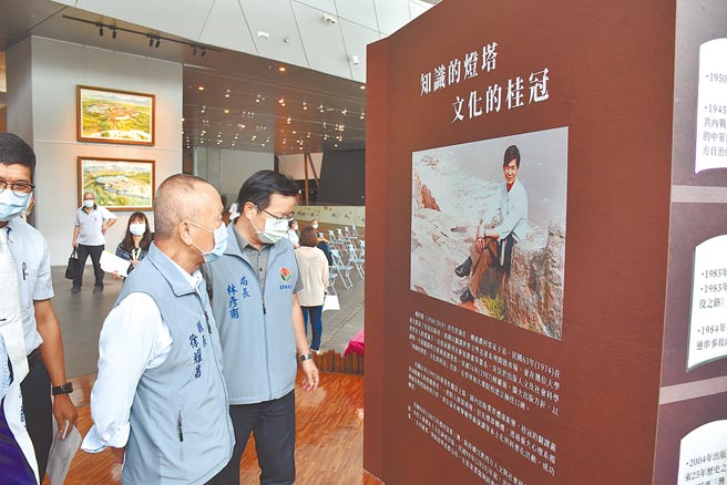 苗栗县长徐耀昌23日赴苗栗客家文化馆，参加桂冠出版社创办人赖阿胜纪念文物特展开幕式。（谢明俊摄）