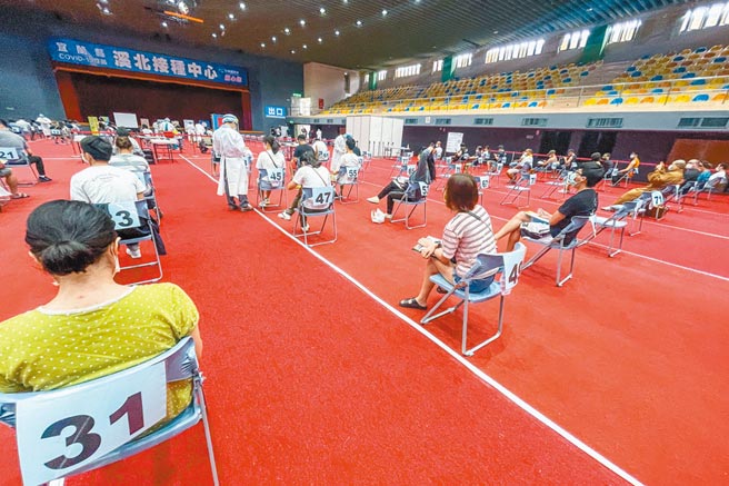 图为民眾接种疫苗示意图。（资料照/李忠一摄）