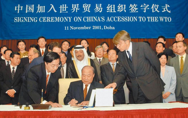 今年是大陸加入世貿組織20周年，大陸商務部副部長兼國際貿易談判副代表王受文昨表示，大陸將努力為WTO談判和改革提出中國方案和中國的具體措施。圖為大陸在2001年簽署加入WTO議定書。（新華社）