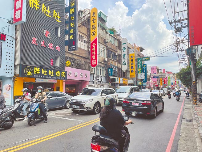 新北市中和南势角交通壅塞，市府上周与公路总局、高速公路局讨论后，决议採短期改善方案先行，最快预计明年发包设计。（叶书宏摄）