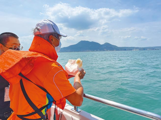 新北市今年預計辦理5梯次的海葬儀式，受疫情延後僅剩2場，昨舉行今年首場聯合海葬儀式，20位往生者在家人陪伴下回歸大海。（新北市民政局提供／蔡雯如新北傳真）