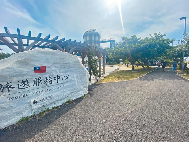 新竹市王姓婦人到新竹漁港著名的旅遊服務中心附近晨運，竟遭疑似流浪犬群攻摔倒，不幸身亡。（陳育賢攝）