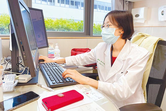 中醫大新竹附設醫院兒科主任陳思融認為開學後學生要做好基本防疫，建議5歲以下孩童自費打第4劑的13價肺炎鏈球菌疫苗，讓保護力更完整。（羅浚濱攝）