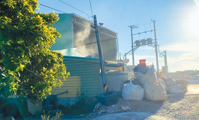 芳苑乡海丰村海尾有一间塑胶回收工厂遭居民抗议，专收废弃塑胶再转制成塑胶管，加热时产生刺鼻难闻的味道。（吴建辉摄）