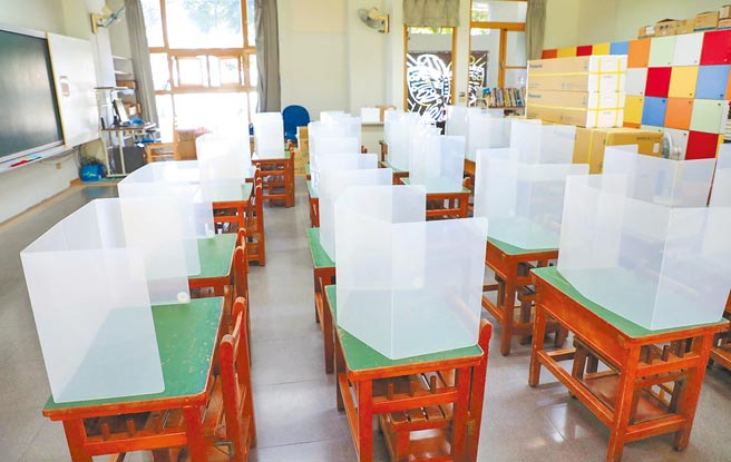 市議員建議教育局要統一發包採購隔板，並逐一發放給學校使用，讓學童及家長都安心。（陳世宗攝）