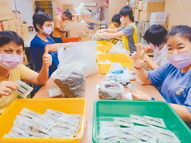 云林县圆梦庇护工场中秋礼盒订单砍半，推出新产品促销。（圆梦庇护工场提供／张朝欣云林传真）