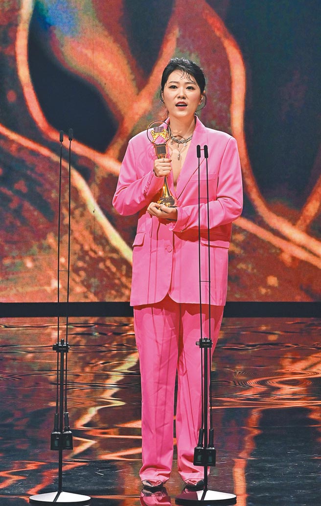 曹雅雯意外自己连续上台领奖，吐露心声「想喝酒」。（台视提供）
