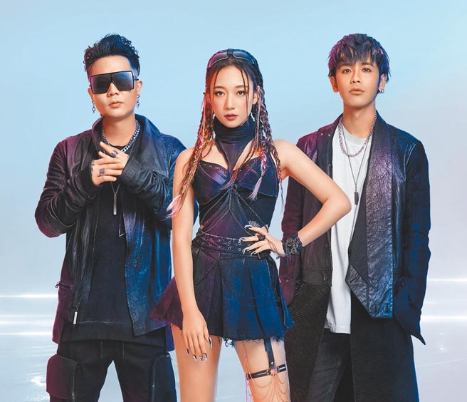 鼓鼓（右起）和吳卓源、蕭秉治代言電玩並推出新歌〈戰神風暴〉。（相信音樂提供）