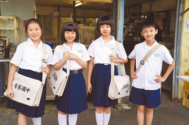 《俗女養成記2》中朱宥丞（右）飾演的小永森，深受吳以涵（飾小嘉玲，右二）及女同學喜歡。（華視提供）