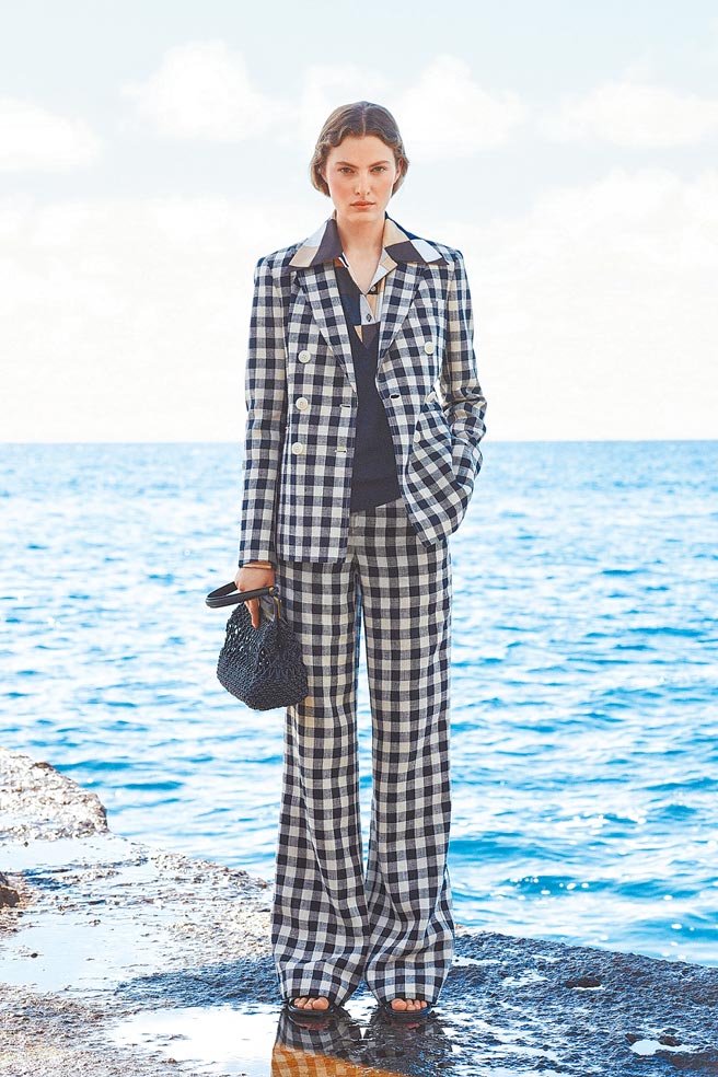 新光三越TORY BURCH格纹西装外套2万1900元、格纹长裤1万2900元。（新光三越提供）