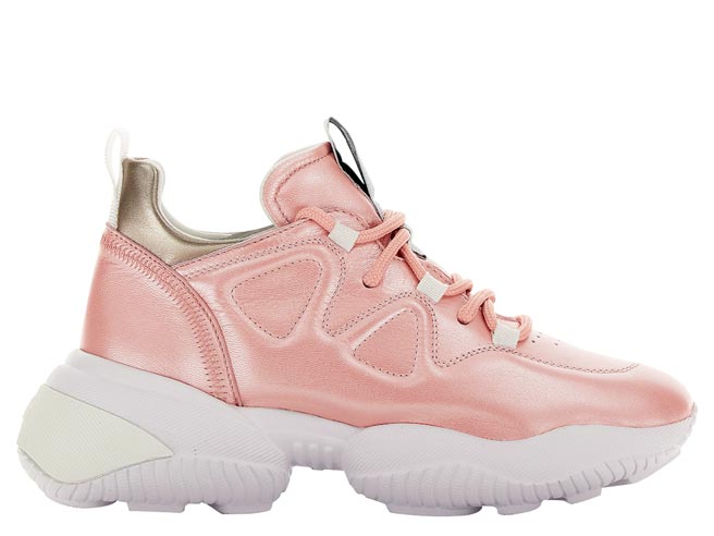 信义之夜首卖HOGAN珠光粉Interaction女士休閒鞋，2万1300元。（微风提供）