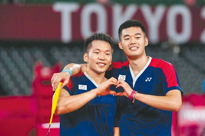 「麟洋配」将在信义之夜献出时尚处女秀，将穿HOMME PLISSE ISSEY MIYAKE服装出席，展现独特时尚风格。（微风提供）