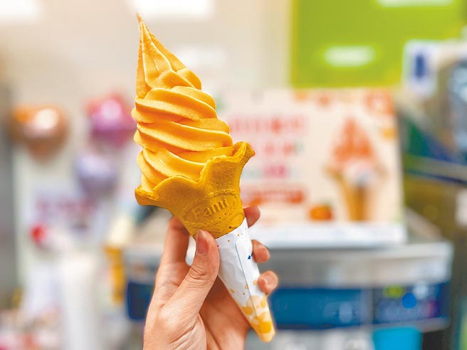 全家日日蜜柑霜淇淋，39元。（全家提供）