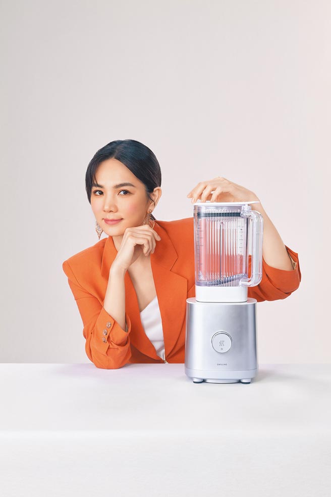 「德国双人」迈入第290周年，今年推出FRESH & SAVE智能真空保鲜组合、ENFINIGY钛银系列破壁调理机，并邀请陈嘉桦（Ella）担任品牌年度代言人。（德国双人提供）