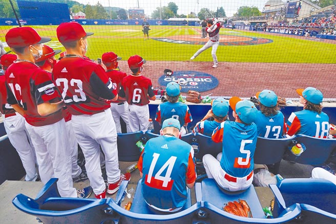 MLB少棒联盟经典赛在威廉波特上演，大谷翔平成为小球员疯狂追逐的焦点。图为他首局上场打击前受欢迎的画面。（美联社）