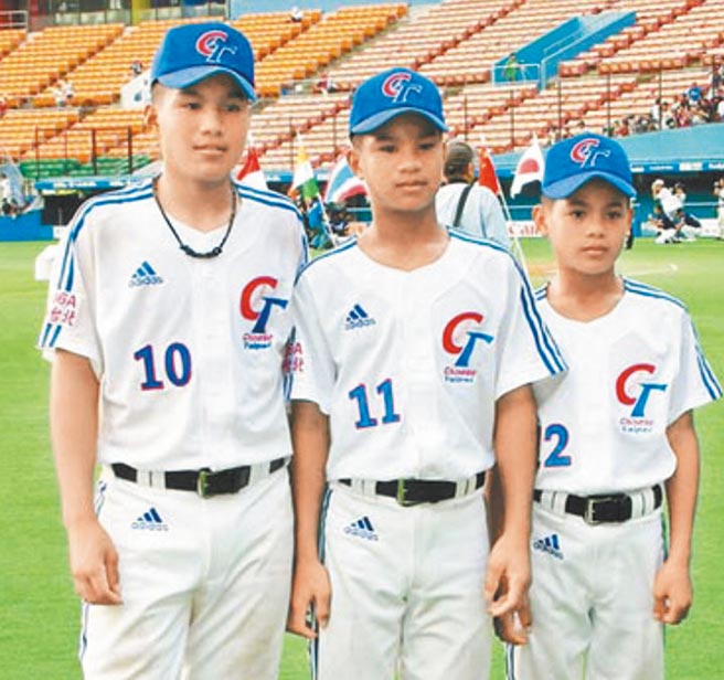 張育成（右）在推特po出2006年與大哥張進德（左）、二哥張承駿（原名張進龍）一起入選亞洲少棒錦標賽代表隊的合照，惋惜隔年沒能打入威廉波特世界少棒賽的遺憾。（推特翻攝）