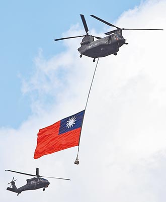 空中吊掛巨無霸國旗 雙十飛越總統府