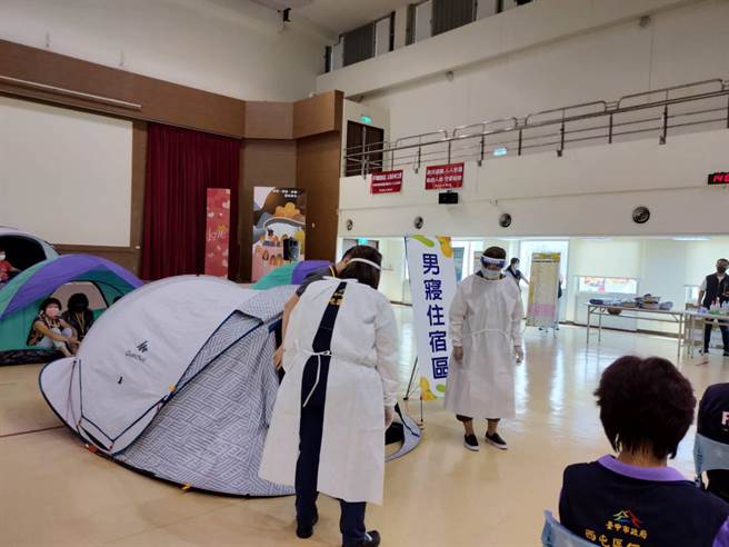 西屯區公所藉由演練，當災害發生時能迅速投入防救災工作，提升編組人員臨危不亂。（盧金足攝）