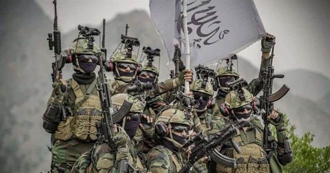 近期在媒体或网路上会看到一些使用全套美军特战部队装备的塔利班成员，可以说几乎全是哈卡尼的人。(图／推特@DumbFarLeft1212)