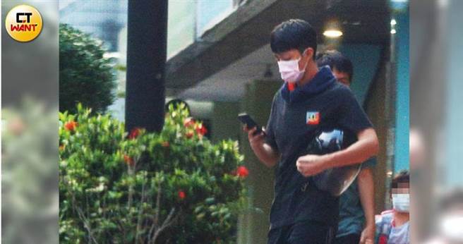 车子交给维修站后，蔡凡熙低头忙着滑手机准备离去。（图／本刊摄影组）