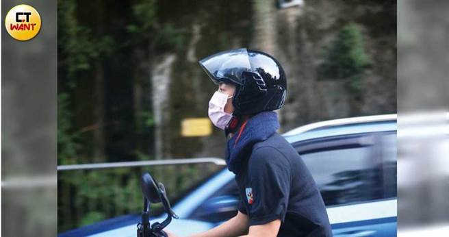 搬家到内湖的蔡凡熙，骑着电动摩托车前往维修站。（图／本刊摄影组）