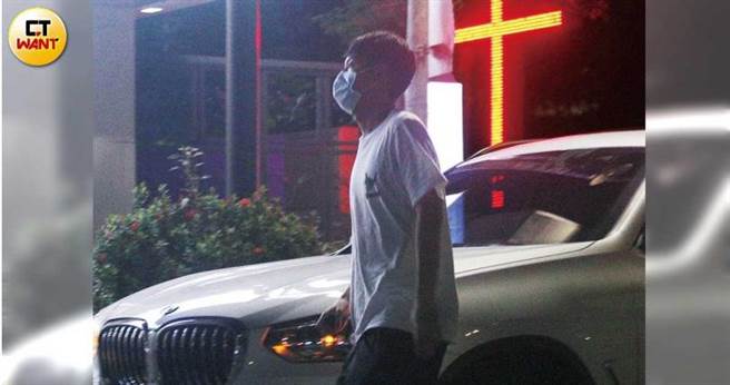 回家稍作休息后，蔡凡熙改开白色休旅车，载着疑似妈妈的女子到维修站。（图／本刊摄影组）