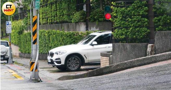 先前由蔡凡熙驾驶的白色休旅车，从社区驶出，开车的人却不是他。（图／本刊摄影组）