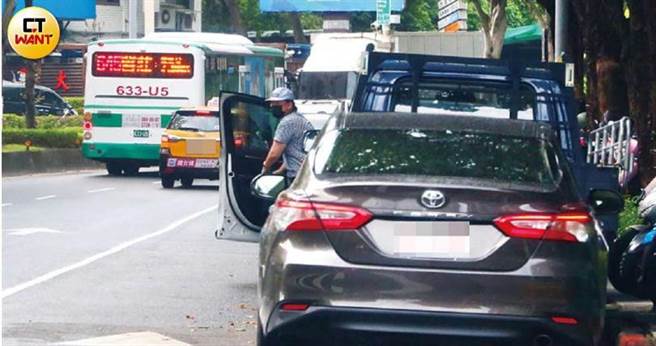 驾驶将休旅车停妥后现身，原来是郭雪芙的助理。（图／本刊摄影组）