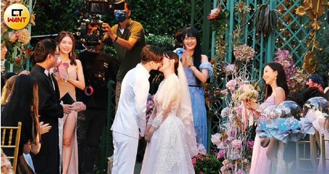 郭雪芙的助理开车到《山中森林》拍摄现场，当天拍摄的是邱胜翊与郭雪芙结婚的重头戏。（图／本刊摄影组）