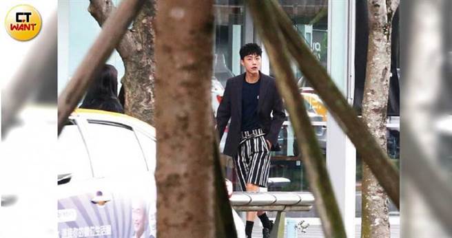 同日也有工作的蔡凡熙，出席完记者会后搭计程车返家。（图／本刊摄影组）