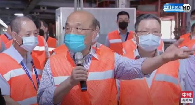 行政院长苏贞昌（左二）23日到大园区远雄货栈视察航空快递包裹X光机检查情形。(取自中时新闻网影片)