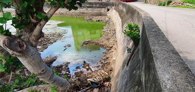 郭姓女子与顏姓男子在19年前于新竹县新丰乡一处鱼池丢弃男婴尸体，案经检警侦办后，于23日在于鱼池中打捞出疑似骸骨之物，交由法医鑑定骨骸身分是否与此案有关。（民眾提供）