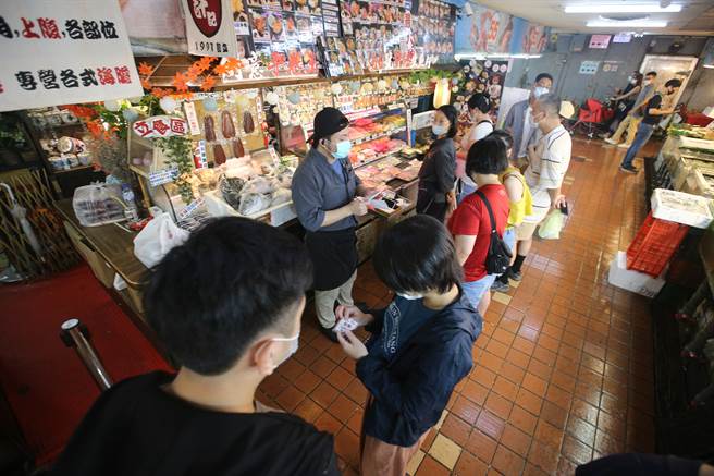 行政院拍板发放振兴券振兴经济。图为民眾採买食品示意图。（资料照／杜宜谙摄）