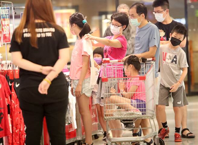 振兴五倍券将于10月初上路，艺Fun券、动滋券、农游券、客庄券也将回归。图为民眾逛街购物。(郑任南摄)