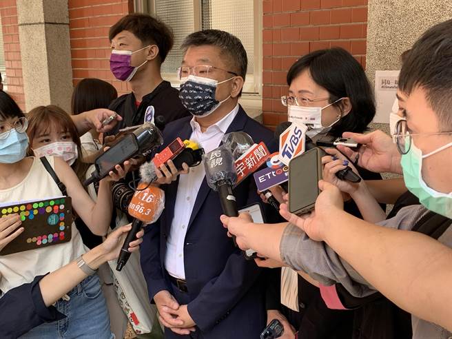 针对媒体报导，内阁团队将于9月改组，行政院长苏贞昌将下台，由桃园市长郑文灿接任阁揆，立法院副院长蔡其昌表示，内阁改组不是事实。苏贞昌女儿、民进党立委苏巧慧则说，真消息或假消息下周就有答案。（林缙明摄）