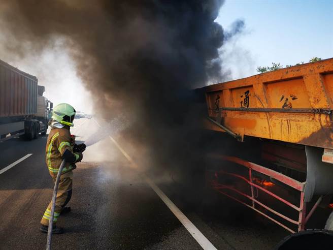 国道3号南下343公里处今天上午9时多发生砂石车火烧车的事故，幸好驾驶顺利逃生。(读者提供／刘秀芬台南传真)