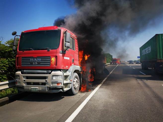 国道3号南下343公里处今天上午9时多发生砂石车火烧车的事故，幸好驾驶顺利逃生。(读者提供／刘秀芬台南传真)