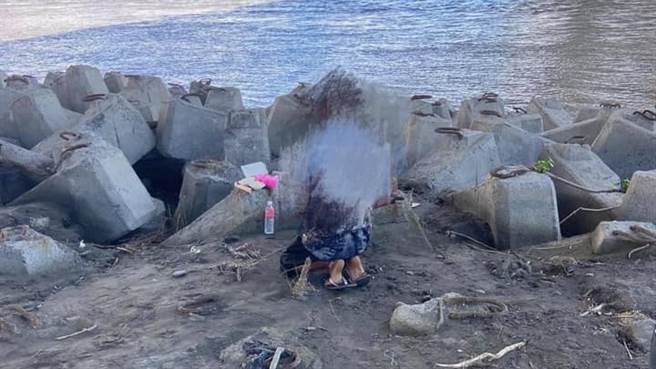 一名男子在路边随意尿尿后，竟招来3个老人，弄得本来稳定的工作都丢了，令他崩溃下跪道歉。（图／翻摄自灵异公社）